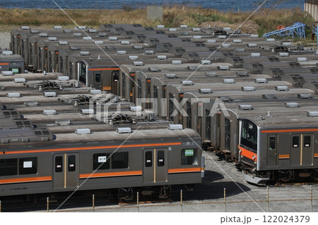 輸出を待つ武蔵野線205系 122024379