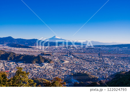 【静岡県】朝日が差し込んで輝く静岡の街並みの向こうに富士山 122024793