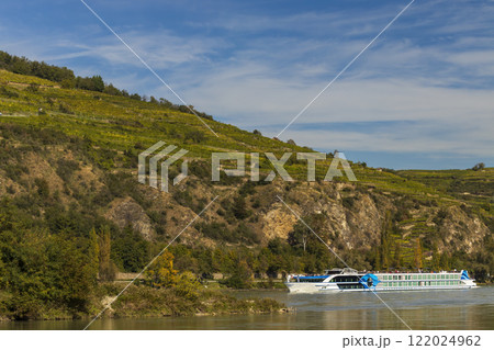 Wachau valley, ship on Danube river, UNESCO site, Austria 122024962
