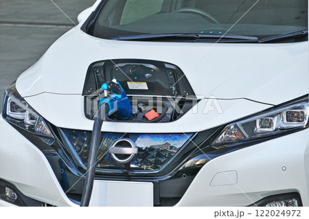 充電中の電気自動車 (日産、リーフ) 充電中の電気自動車 (日産、リーフ) 122024972