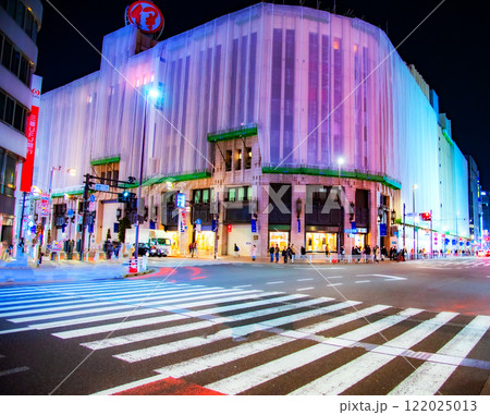 東京の新宿三丁目の伊勢丹前の交差点 東京の新宿三丁目の伊勢丹前の交差点 122025013