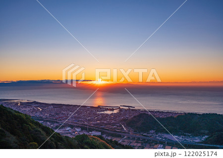 【静岡県】駿河湾に面した用宗港 日の出 【静岡県】駿河湾に面した用宗港 日の出 122025174