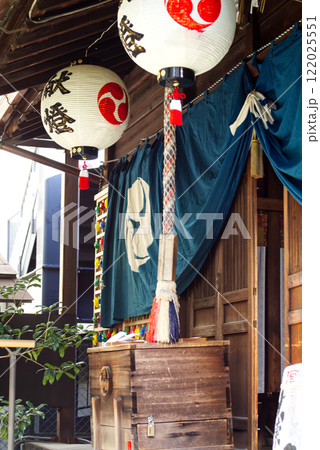 初詣に飾られた神社の社 122025551