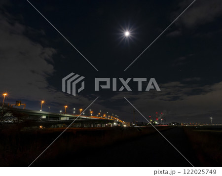 夜の阪神高速道路松原線と月の風景 夜の阪神高速道路松原線と月の風景 122025749