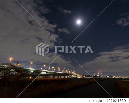 夜の阪神高速道路松原線と月の風景 夜の阪神高速道路松原線と月の風景 122025750