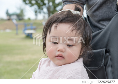 【大きな公園でばぁばぁと一緒の乳幼児】 【大きな公園でばぁばぁと一緒の乳幼児】 122025877
