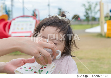 【道の駅で麦茶を飲む乳幼児】 【道の駅で麦茶を飲む乳幼児】 122025878