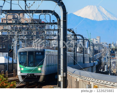 富士山を背景に走る東京メトロ16000系　千代田線　小田急線内 122025881