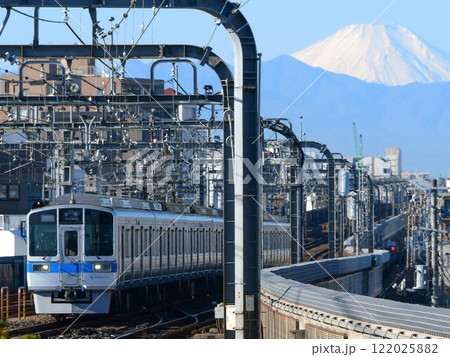 富士山を背景に走る小田急1000形更新車1096F　経堂 122025882