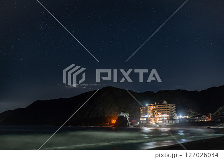【庄内の風景】由良海岸と温泉街・星空 【庄内の風景】由良海岸と温泉街・星空 122026034