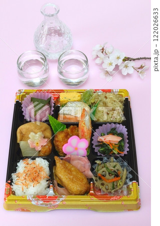 お花見弁当と冷酒（花見イメージ・縦構図） 122026633