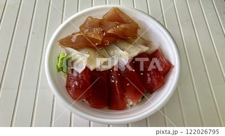マグロとイカの三色漬け丼 マグロとイカの三色漬け丼 122026795