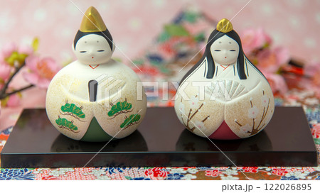 ひな祭り　ひな人形と背景花の文様柄に梅の花 122026895