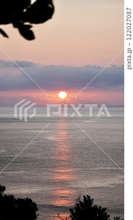 沖縄県慶良間諸島阿嘉島の天城展望台から見た夕焼け 122027087