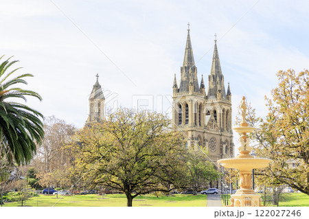 アデレードのセント・ピーターズ教会と噴水 122027246