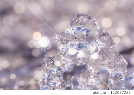 北海道の冬の海岸に漂着したジュエリーアイス 122027282