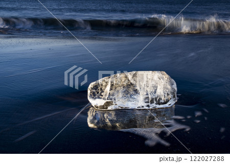 北海道の冬の海岸に漂着したジュエリーアイス 北海道の冬の海岸に漂着したジュエリーアイス 122027288