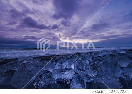 北海道の冬の海岸に漂着したジュエリーアイス 北海道の冬の海岸に漂着したジュエリーアイス 122027289