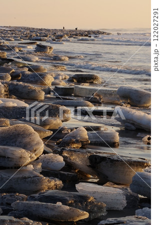 北海道の冬の海岸に漂着したジュエリーアイス 北海道の冬の海岸に漂着したジュエリーアイス 122027291
