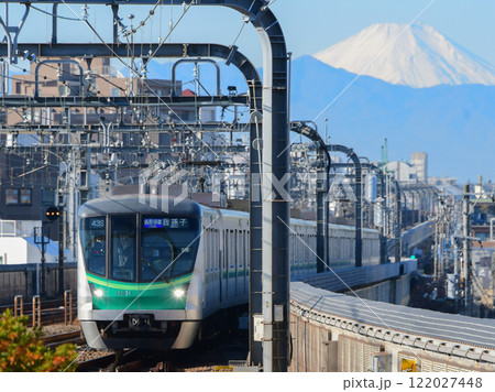 富士山を背景に走る東京メトロ16000系　16131F　経堂 122027448