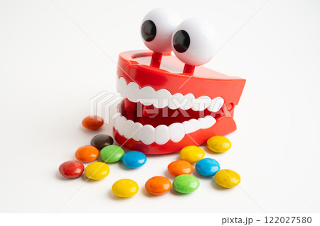 Sweet food and candy It cause tooth decay and root inflammation. Sweet food and candy It cause tooth decay and root inflammation. 122027580
