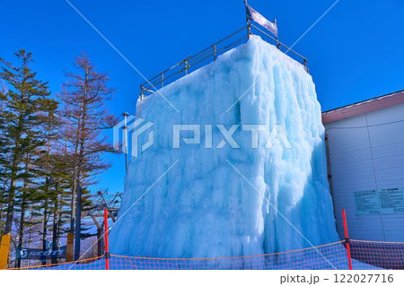冬の長野県富士見町の富士見パノラマリゾートゴンドラ山頂駅にある人工氷瀑 冬の長野県富士見町の富士見パノラマリゾートゴンドラ山頂駅にある人工氷瀑 122027716