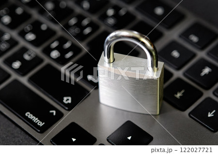 南京錠とキーボード 122027721