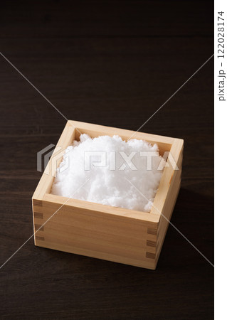升に盛った塩 122028174