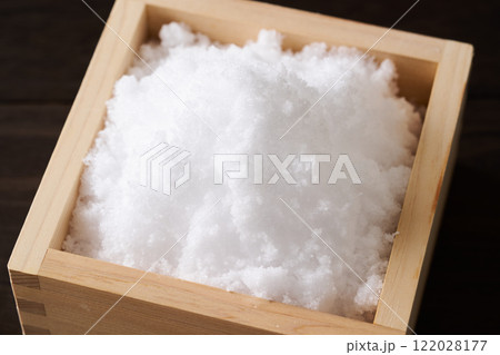 升に盛った塩 122028177