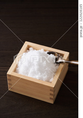 升に盛った塩 122028185