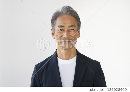カメラ目線で笑顔の60代の男性 122028400