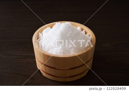 桶に盛った塩 桶に盛った塩 122028409