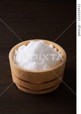 桶に盛った塩 桶に盛った塩 122028411