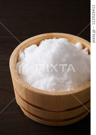 桶に盛った塩 122028412