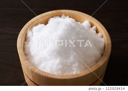 桶に盛った塩 122028414