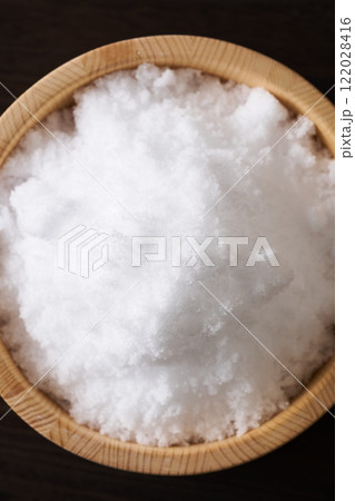 桶に盛った塩 桶に盛った塩 122028416
