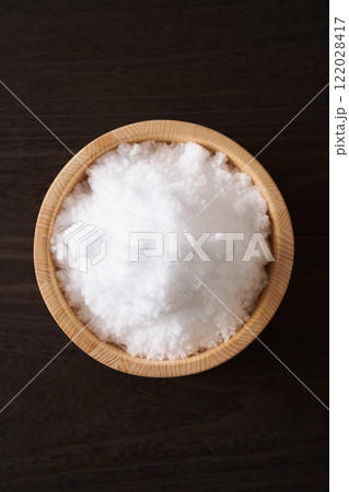 桶に盛った塩 122028417