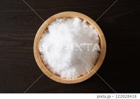 桶に盛った塩 122028418