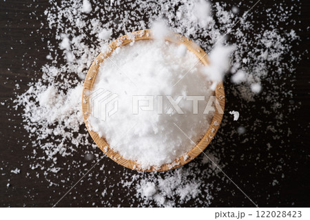 桶に盛った塩 122028423