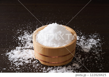 桶に盛った塩 122028425