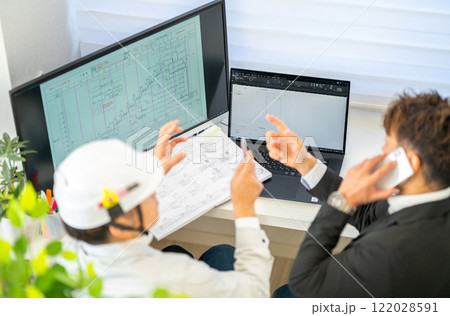 工事工程表を説明する男性一級建築士 ネットワーク工程表 工事監理 2人 工事工程表を説明する男性一級建築士 ネットワーク工程表 工事監理 2人 122028591