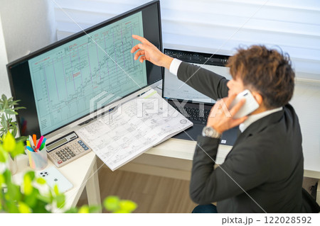 工事工程表を説明する男性一級建築士　ネットワーク工程表　工事監理 122028592