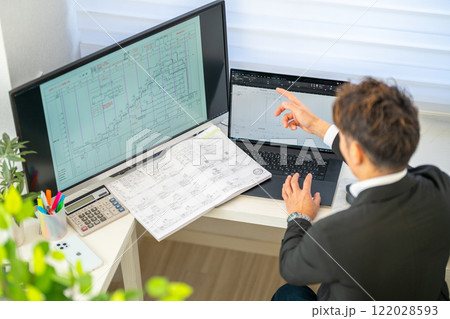 工事工程表を説明する男性一級建築士　ネットワーク工程表　工事監理 122028593