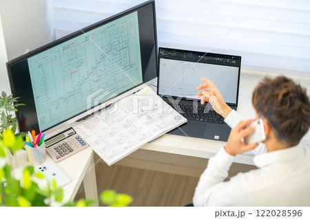 工事工程表を説明する男性一級建築士　ネットワーク工程表　工事監理 122028596