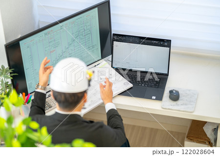 工事工程表を説明する男性主任技術者 ネットワーク工程表 工事監理 作業服 工事工程表を説明する男性主任技術者 ネットワーク工程表 工事監理 作業服 122028604