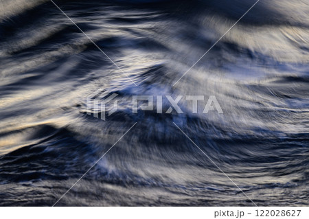 水の造形　揺らぐ水面 122028627