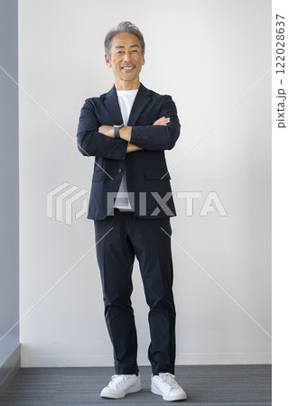 カメラ目線で笑顔の60代の男性　 122028637