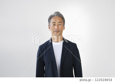 カメラ目線の60代の男性 122028658