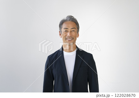 カメラ目線で笑顔の60代の男性 カメラ目線で笑顔の60代の男性 122028670