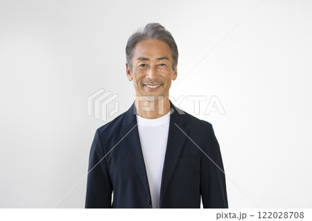 カメラ目線で笑顔の60代の男性 122028708